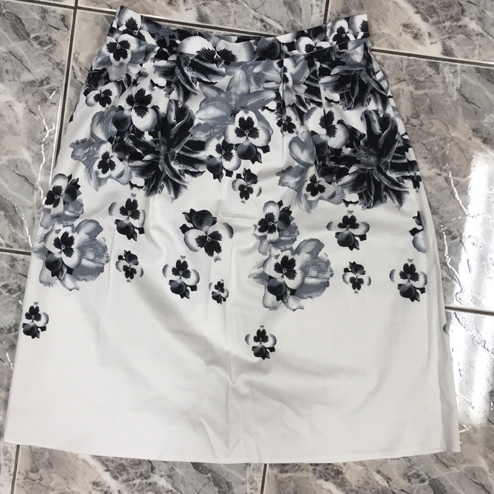 NWOT 100% cotton Cute Skirt with POCKETS! :)